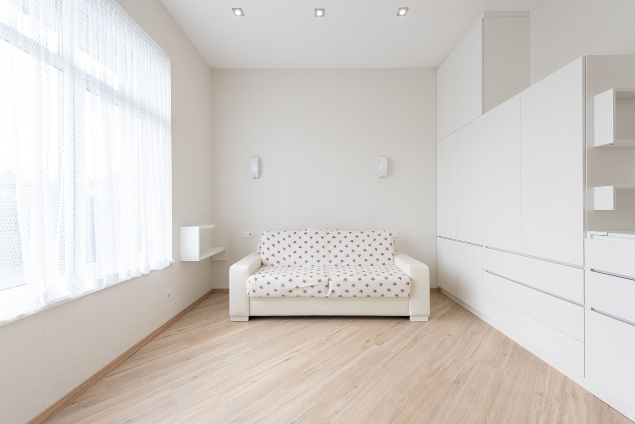 Hình ảnh tham khảo: phòng khách sáng với sofa trắng và sàn gỗ