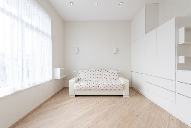 Hình ảnh tham khảo: phòng khách sáng với sofa trắng và sàn gỗ