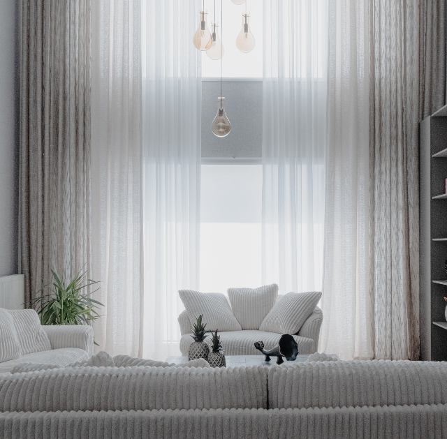 Hình ảnh tham khảo: phòng khách với sofa trắng và rèm lớn